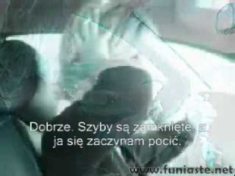 Blondynka w samochodzie