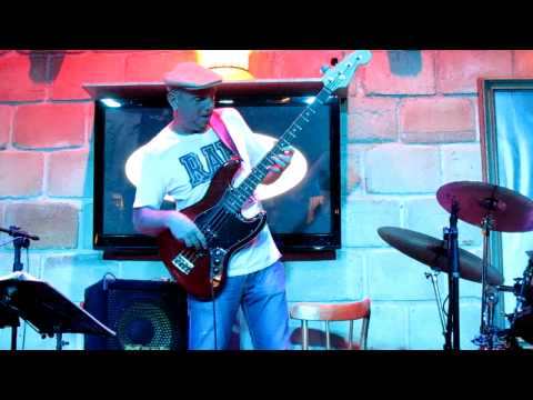 Bass solo on Groovin High - Paolo, Kiko, Neguinho - Live in Buzios (Rio de janeiro)  1/24/2011