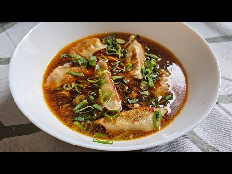 Sopa con dumplings chinos