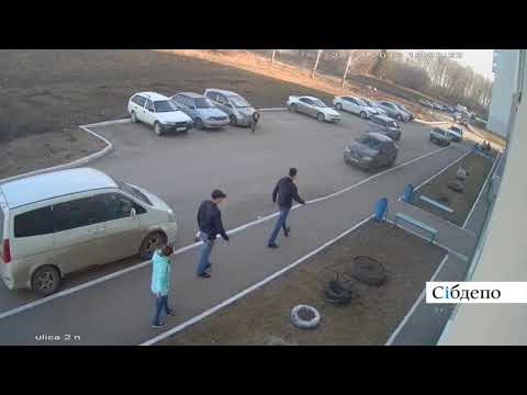 Нападение на мужчину с младенцем на руках в Кемерово