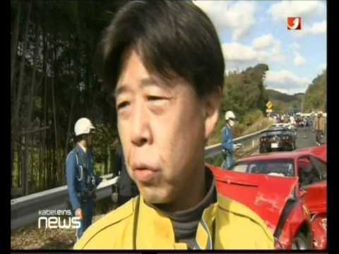 Japaner schrotten Luxuskarren.mpg