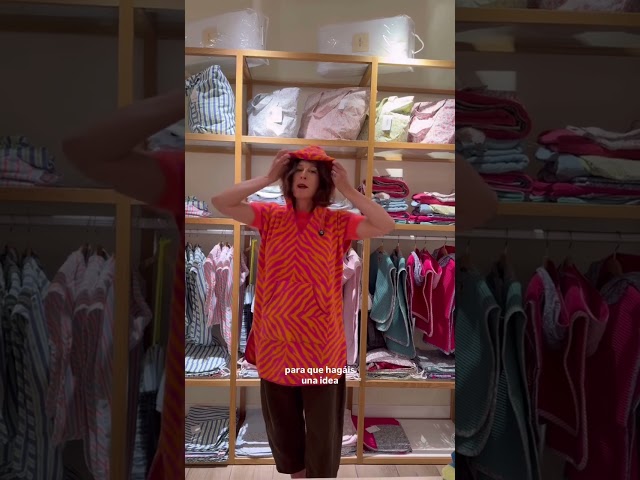 Vídeo relacionado con Poncho de Toalla con Capucha Oficial de Nintendo Super Mario | Tacto súper Suave, diseño Doble con Luigi | Bata de natación hogar, baño y Playa, 57,5 x 50 cm