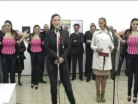 DS izlozba fotografija - mladi recituju SLADJANA PADA NA BAJAGU