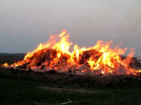 Osterfeuer in Hotteln 2011