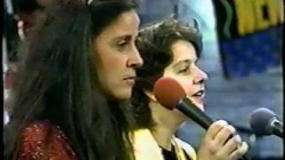 The Roches - La Vie C&#39;est La Vie (Live 1987)