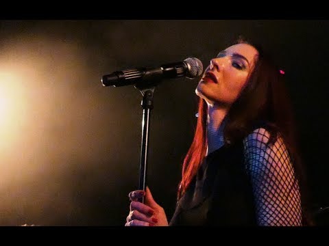 Chrysta Bell - Friday night fly - Live Paris 2018