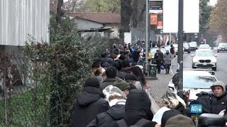 Milano, centinaia di persone in coda anche l’ultimo giorno dell'anno per un pasto caldo