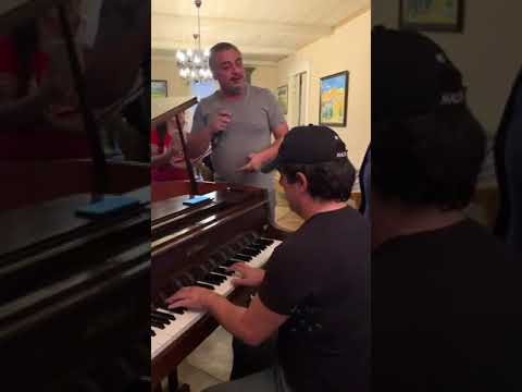 Երգում են Հայկոն և Արա Մարտիրոսյանը