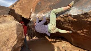 Video thumbnail of Teepee Traverse, V8. Moe's Valley