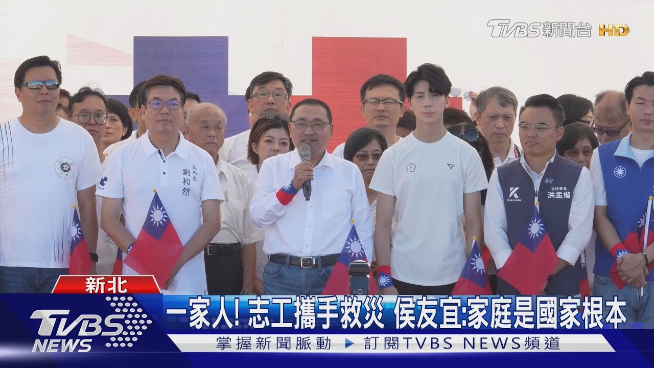 歡慶雙十!林郁婷領唱國歌千位市民湧新美館
