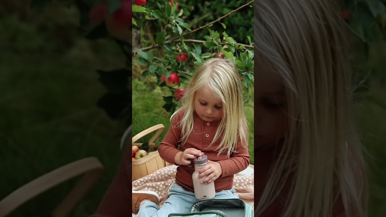 Done by Deer nerūdijančio plieno gertuvė su šiaudeliu Croco, žalia Done by Deer nerūdijančio plieno gertuvė su šiaudeliu Croco, žalia