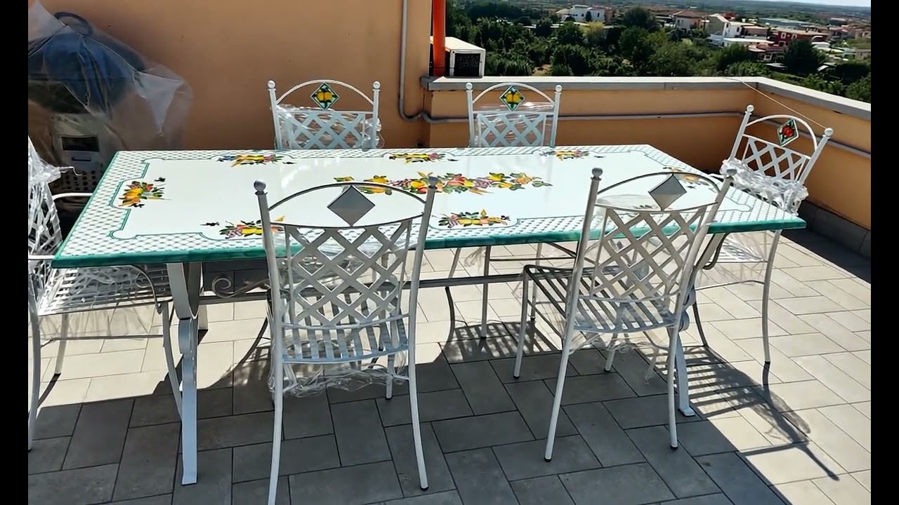 Tavolo in pietra lavica dipinto a mano da esterno ed interno