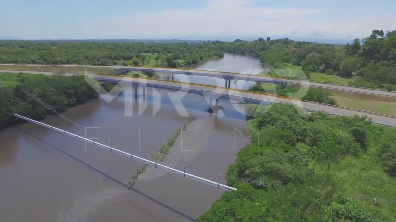 Oleoducto junto a puente