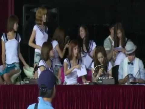 [090730] SNSD Yulsic 율싴 Fancam Moment # 26 - Jessica making fun of Yuri