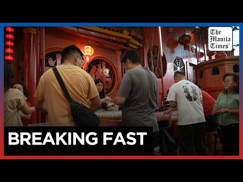 Indonesian Muslims visit Buddhist temple for Ramadan