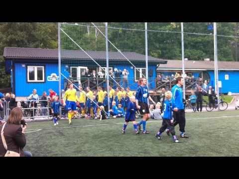 Älvsborg FF tågar in på Påvelundsplan inför fanatisk hemmapublik