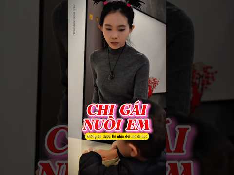 Mẹ mất sớm nên chị gái phải ở cùng để chăm sóc cho đứa em nghịch ngợm