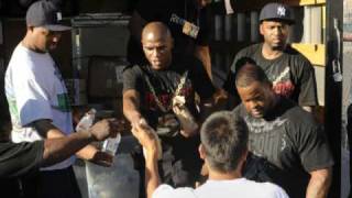 Floyd Mayweather feeds needy Las Vegas residents on eve of Marquez fight