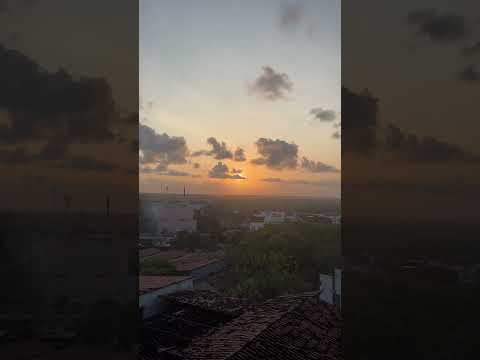 Vista do pôr do sol no jardim lateral do Mosteiro de São Bento em João Pessoa