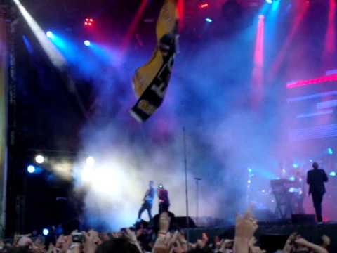 Faithless Feat Harry Collier vocals on 'Feel' - at V Fest 2010 (Weston Park) HQ