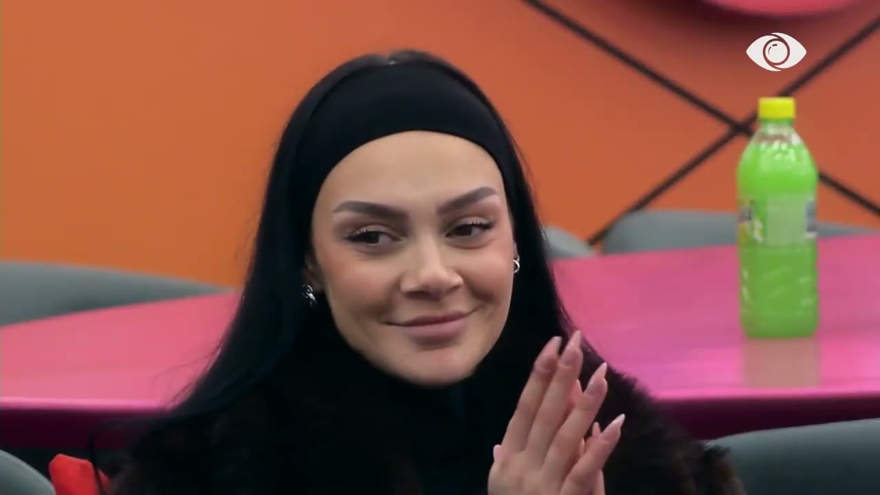 Unë vlej/ Kristi reciton poezinë e ndjerë: Unë jam i burgosuri yt, rroj me prangat…