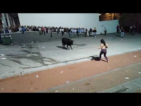 Toro enmaromado pilla a chica en Cobeja 2018