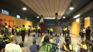 VOTV - La Festa Major de Corró d'Avall omple els carrers malgrat les inclemències del temps