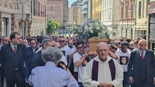 «Vola alto fratello Mortegian»: in migliaia a Massa per il funerale di Giacomo Bongiorni