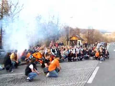 KAC - 99ers: Ufta am Parkplatz