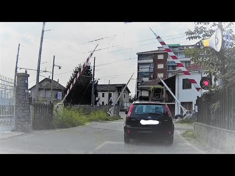 Passaggio a livello Nizza Via Cesare Battisti treno in transito # railroad crossing # bahnübergang