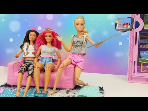 La poupée Barbie invite ses amies à une soirée spa! Vidéo pour filles. La vie des poupées.