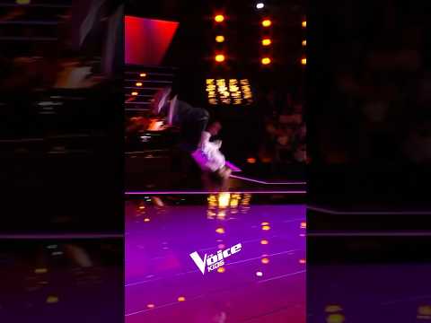 Un salto pour entrer sur le plateau ? 😳 #TheVoiceKids