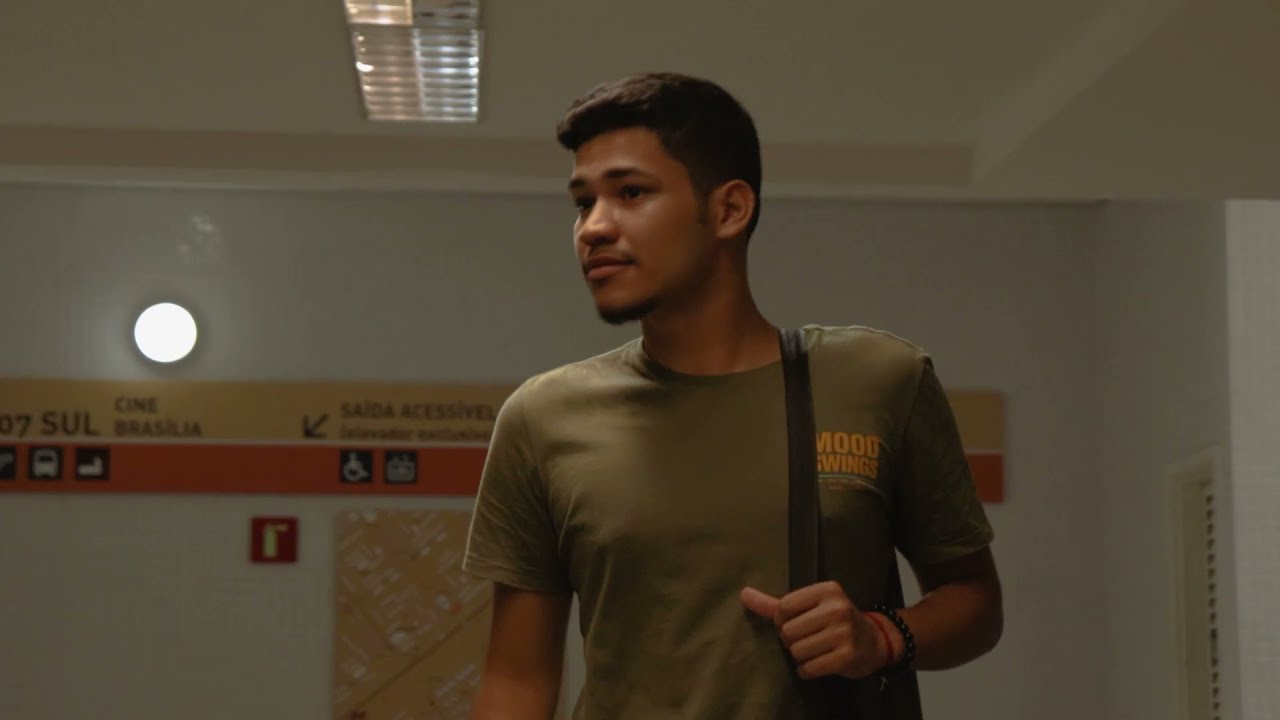 Um fotógrafo na frente das câmeras.