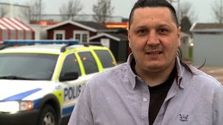 Han kör runt med en falsk polisbil – helt lagligt