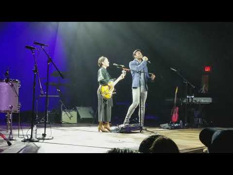 Natalia Lafourcade y Carlos Rivera Mexicana hermosa en vivo Anaheim, CA