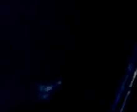 En mann hopper på sjøen