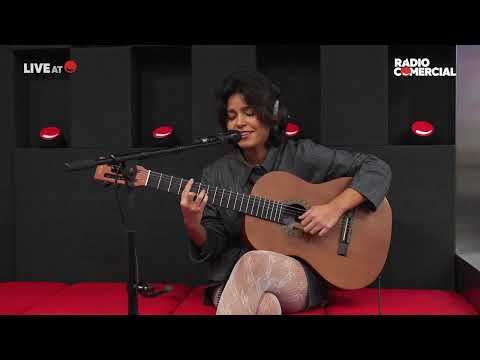 Rádio Comercial | Mari Froes canta "Vaitimbora" ao vivo no Já se Faz Tarde