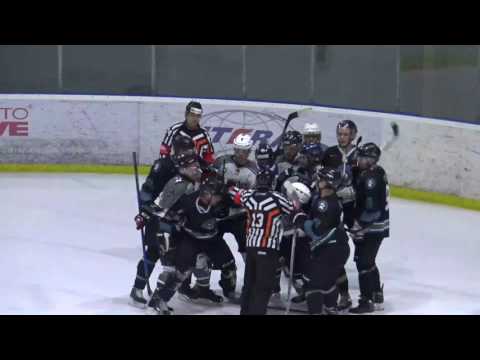 Tiesnesis sit spēlētāju hokeja spēles laikā.