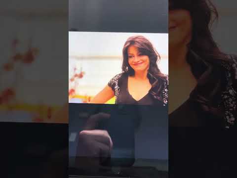 Modern Family 1x05- Claire apologizes to Gloria and jumps in the pool.