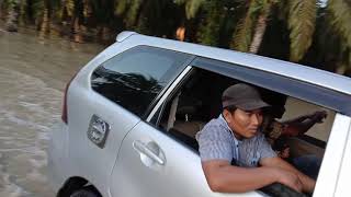 preview picture of video 'Mobil vs mobil lewati rintangan banjir di lariang'