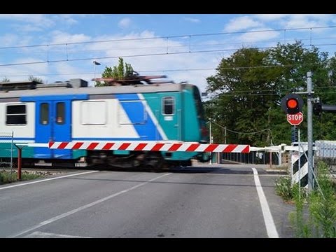 Treni e passaggi a livello a Bellaria ( Railroad crossing )
