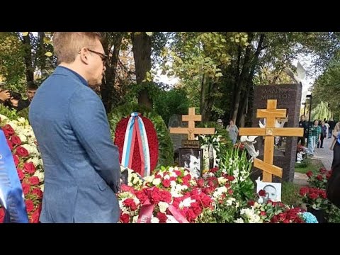 сын заплакал на могиле родителей 😔 Похороны Глеба Панфилова / Новодевичье кладбище 30.08.2023