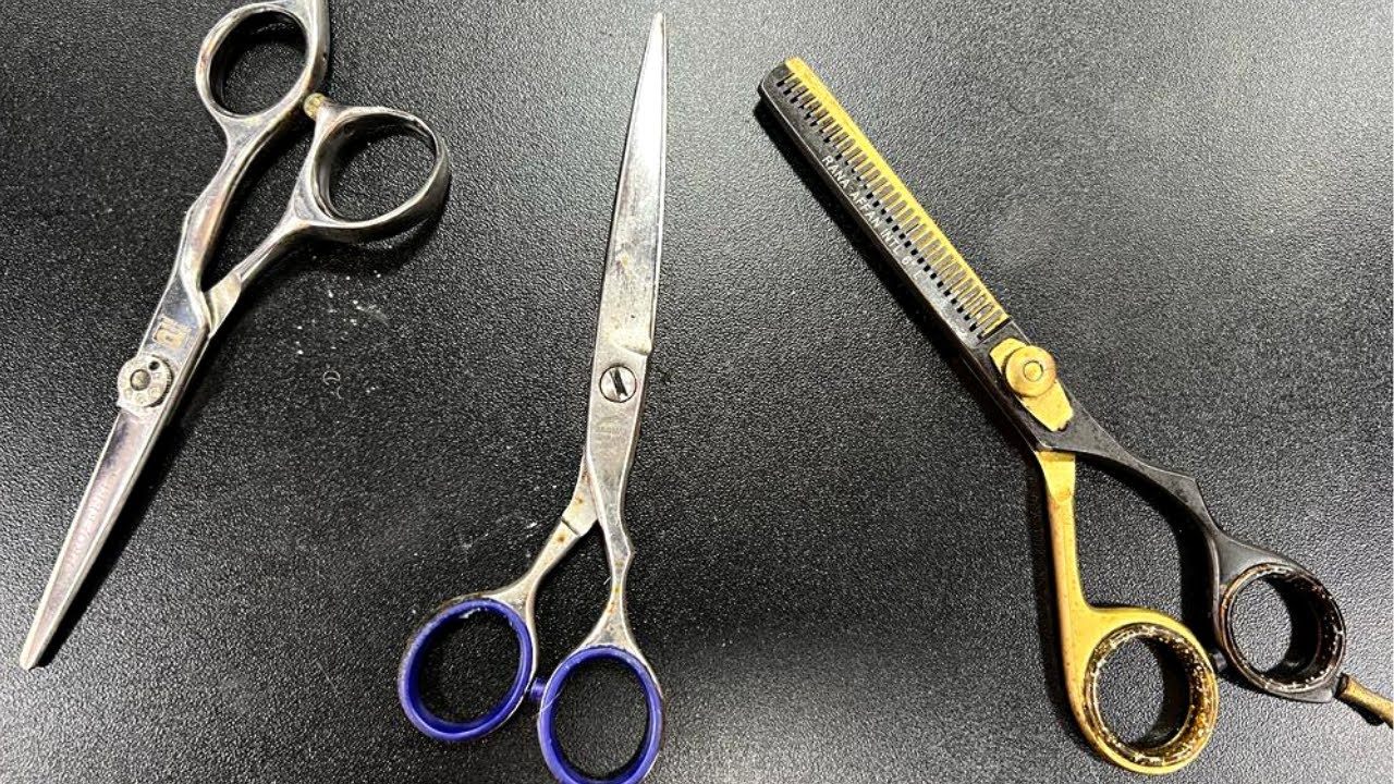 Assistir no YouTube: Como Escolher Tesoura para Cortar Cabelo? (Revelei as que uso) - Douglas Silva