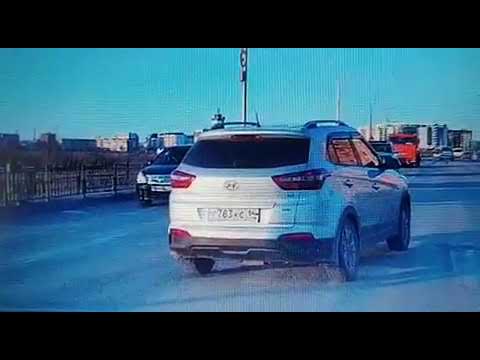 Видеофакт: В Якутске водитель проскочил на красный сигнал светофора Видеофакт: В Якутске водитель проскочил на красный сигнал светофора