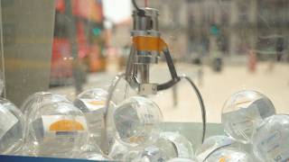 Claw Machine in Lisbon for Bioderma | JCDecaux Portugal
