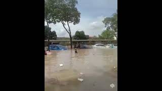 Download lagu Mangsa banjir pecah masuk Mydin Mart di Tmn Sri Muda Shah Alam mp3