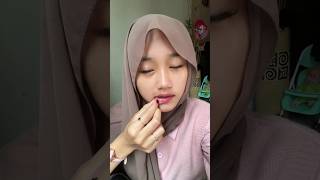Download lagu Unexpected Moment! Sweet Kiss Between Hijabi Teen ❤️ #HijabiLove #SweetMoments #ViralShorts mp3
