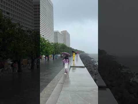 #mumbaikar #marindrive #marinedrive #barish #rain #maharashtra #viralvideo #travel #monsoon