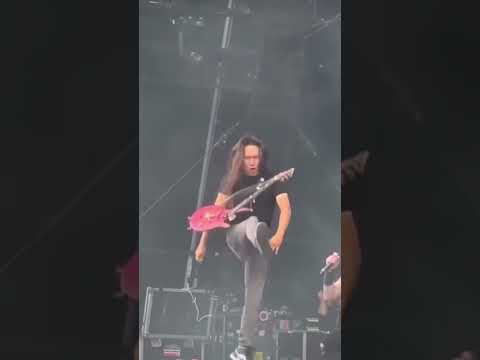 Herman Li Breaks Guitar Onstage