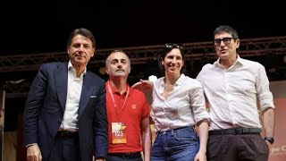 Conte, Fratoianni e Schlein cantano «Bella Ciao» sul palco della Fiom a Bologna
